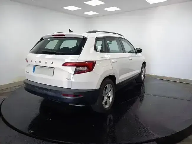 Usado Skoda Karoq Ambition 150 CV (110 kW) 2021 Blanco SUV