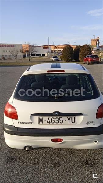 Usado Peugeot 206 75 CV (55 kW) 2000 Blanco Berlina