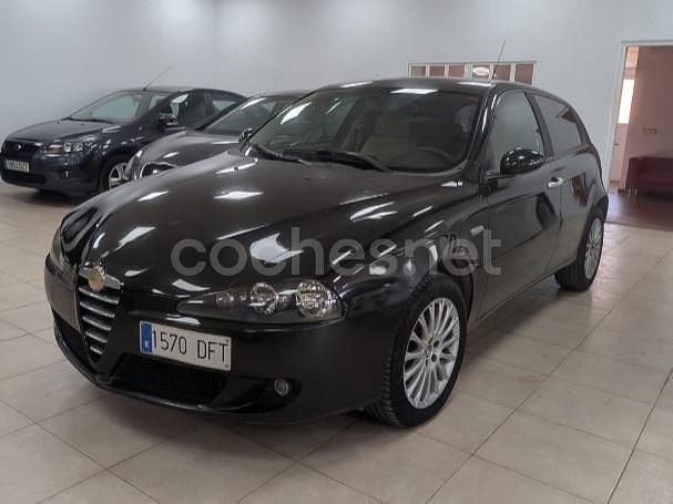Negro Usado 2005 Alfa Romeo 147 Distinctive Utilitario | 3890 € (Precio justo) - Imagen 1/4