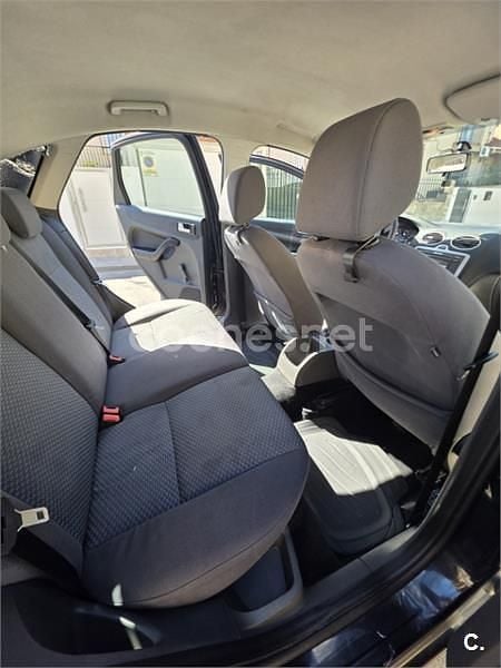 Usado Ford Focus Ghia 109 CV (80 kW) 2005 Negro Berlina