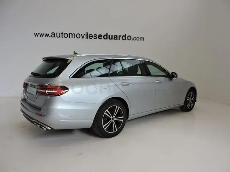 Usado Mercedes E220 194 CV (142 kW) 2022 Gris / plata Familiar