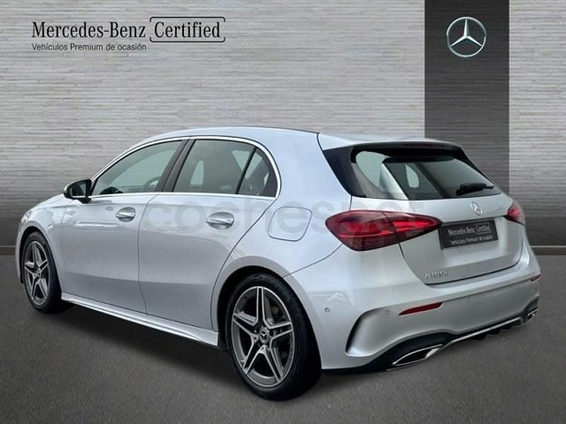 Usado Mercedes A180 AMG line 116 CV (85 kW) 2023 Plata iridio Berlina