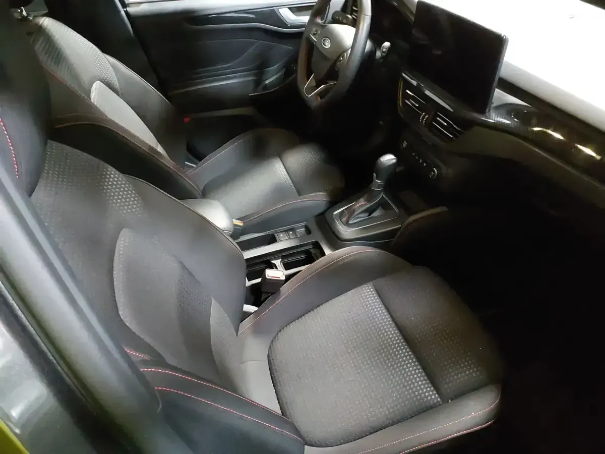 Usado Ford Focus ST-Line X 155 CV (114 kW) 2025 Gris Utilitario