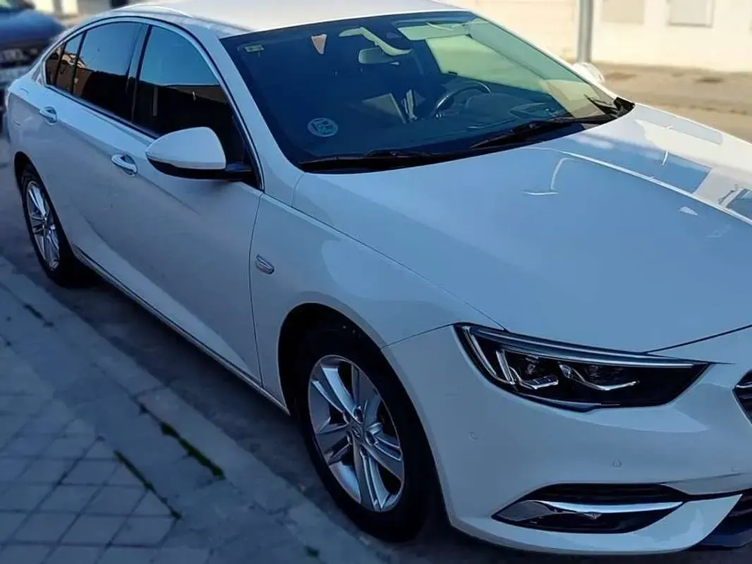 Usado Opel Insignia Excellence 166 HP (122 kW) 2018 Branco Sedan
