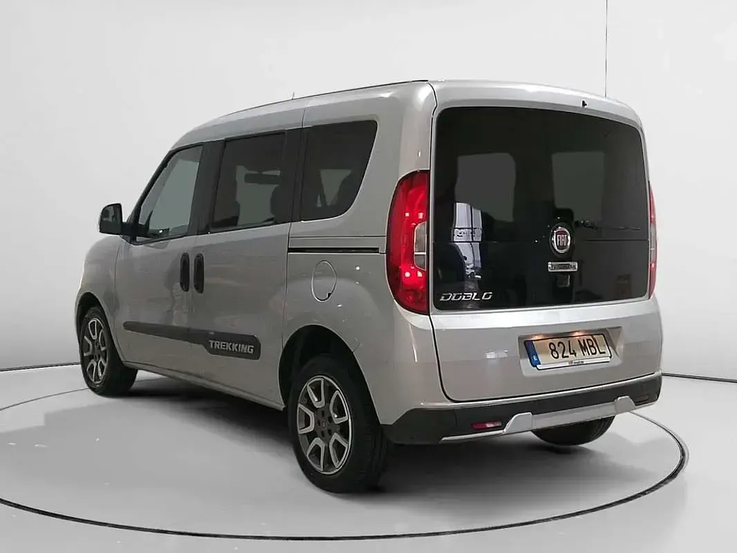 Usado Fiat Doblò Trekking 121 CV (88 kW) 2022 Gris Monovolumen
