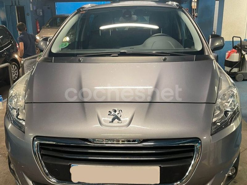 Usado Peugeot 5008 Access 130 CV (95 kW) 2015 Gris / plata Monovolumen