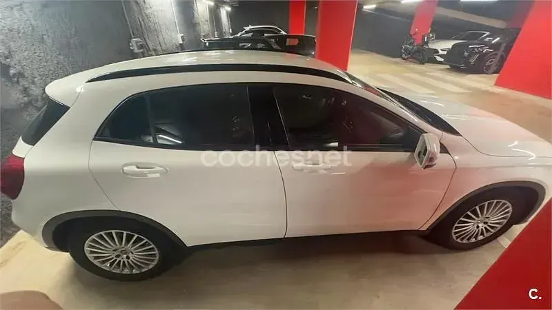 Usado Mercedes GLA180 122 CV (89 kW) 2019 Blanco SUV