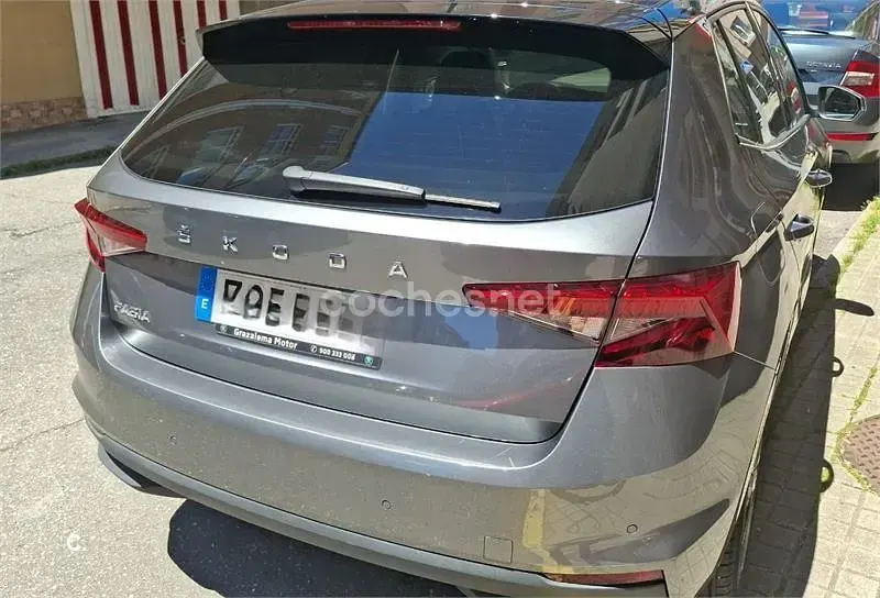Usado Skoda Fabia Style 95 CV (69 kW) 2022 Gris / plata Utilitario