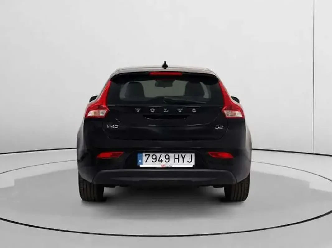 Usado Volvo V40 Kinetic 114 CV (83 kW) 2014 Negro Utilitario