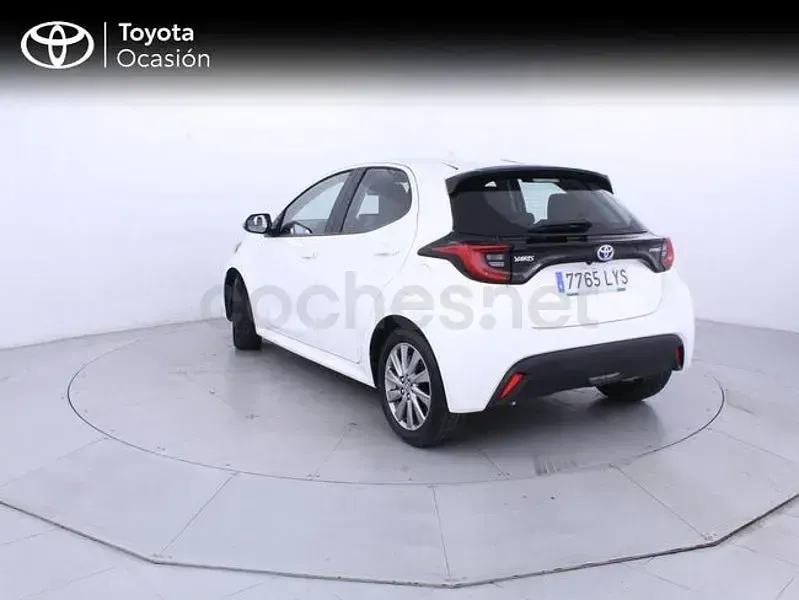 Usado Toyota Yaris Hybrid Active 116 CV (85 kW) 2022 Blanco Berlina