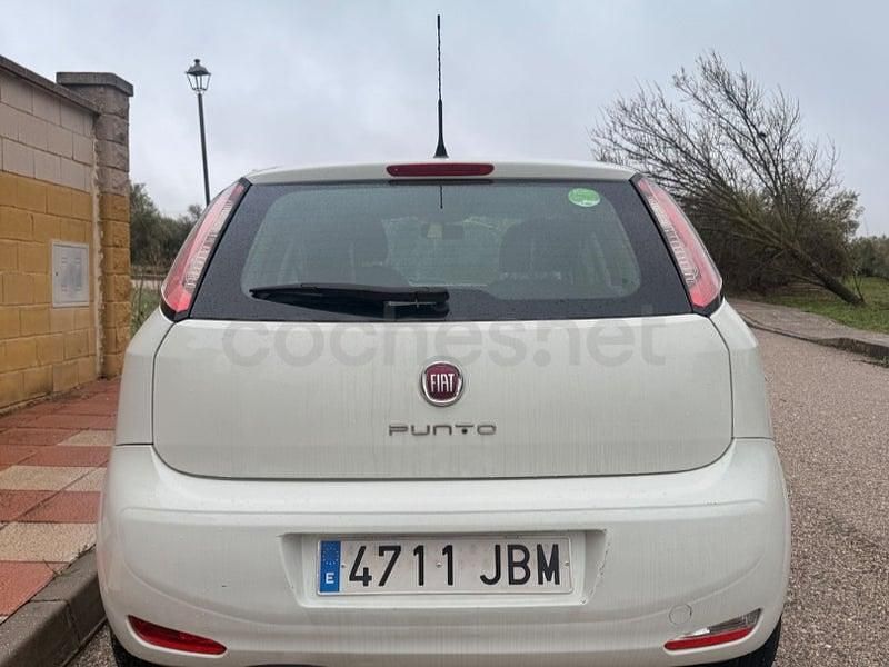 Usado Fiat Punto Young 75 CV (55 kW) 2015 Blanco Utilitario