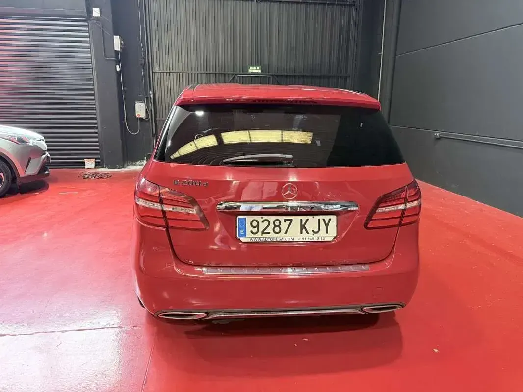 Usado Mercedes B200 136 CV (100 kW) 2018 Rojo Utilitario