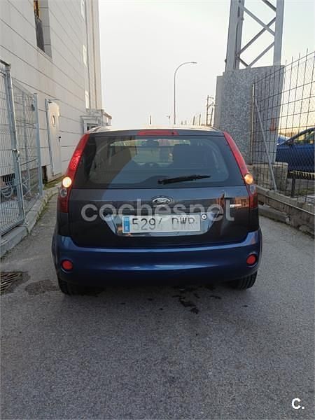 Usado Ford Fiesta 68 CV (50 kW) 2006 Gris / plata Utilitario