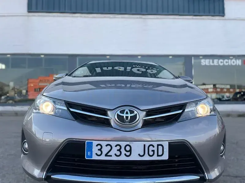 Usado Toyota Auris Advance 124 CV (91 kW) 2015 Beige Berlina
