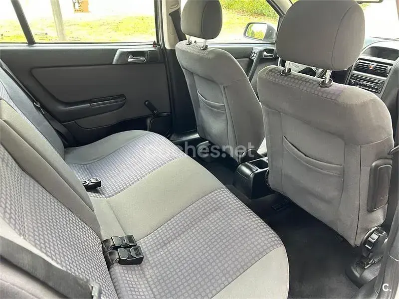 Usado Opel Astra Edition 100 CV (73 kW) 2003 Gris / plata Berlina