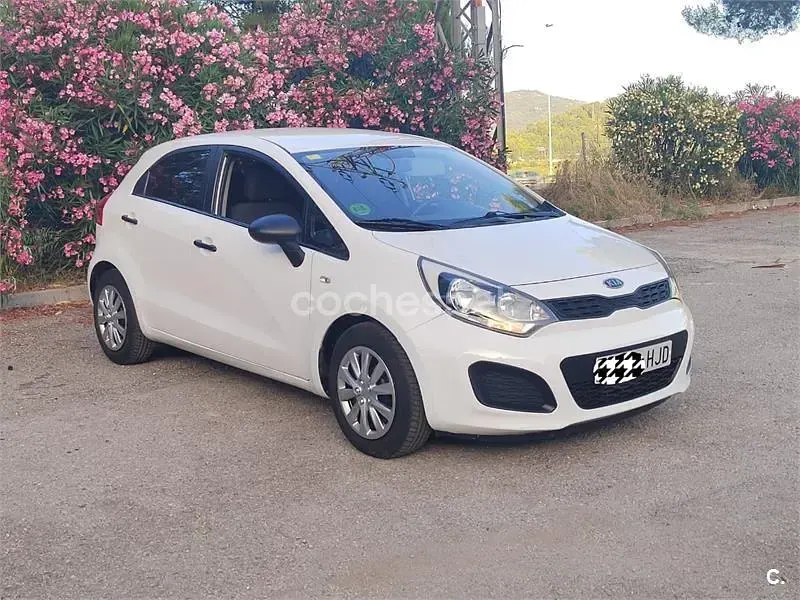 Usado Kia Rio 85 CV (62 kW) 2012 Blanco Berlina
