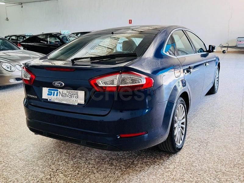 Usado Ford Mondeo Ghia 140 CV (102 kW) 2011 Azul Berlina