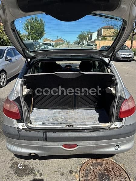 Usado Peugeot 206 70 CV (51 kW) 2002 Gris / plata Berlina