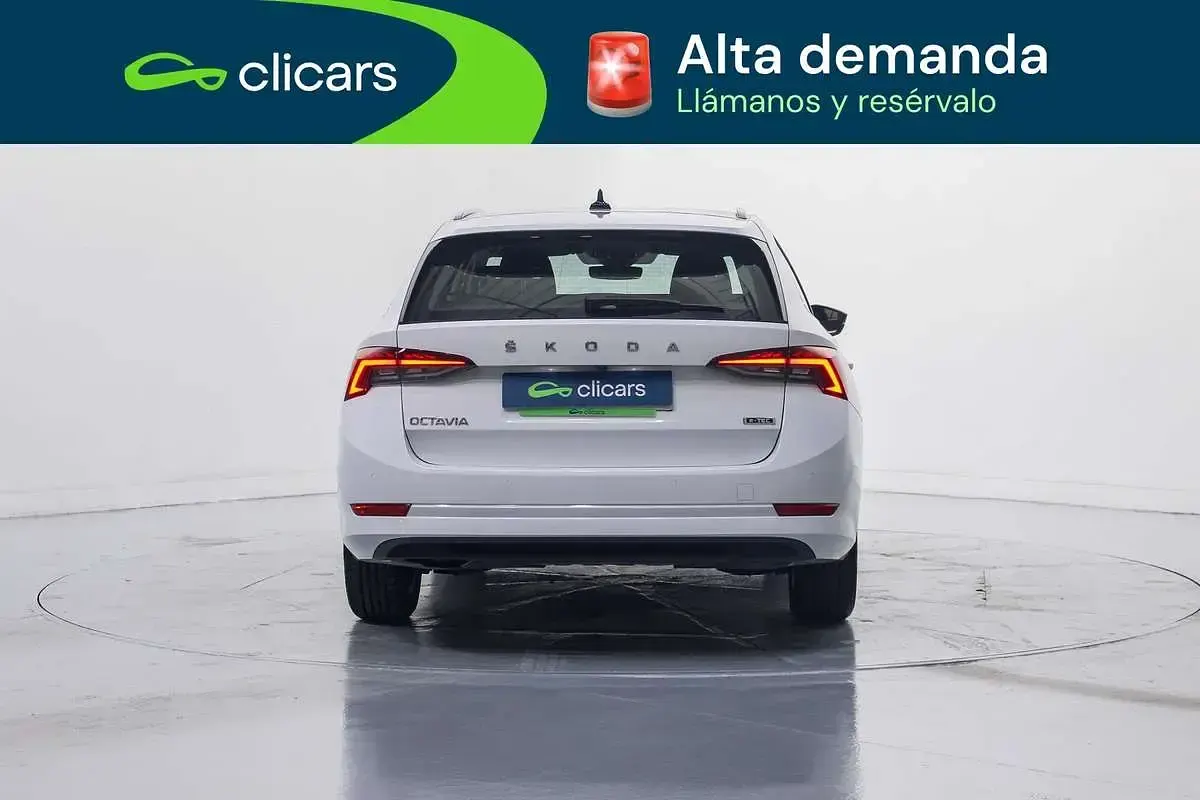 Usado Skoda Octavia Ambition 110 CV (80 kW) 2021 Blanco Familiar