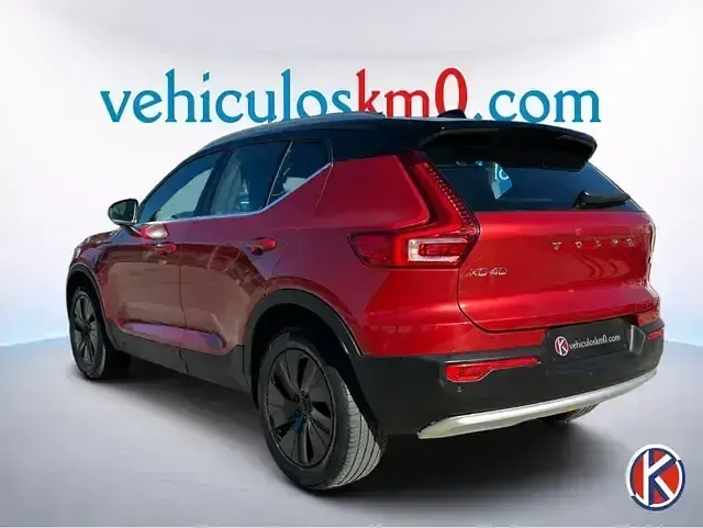 Käytetty Volvo XC40 Core 211 HP (155 kW) 2023 Punainen Katumaasturi