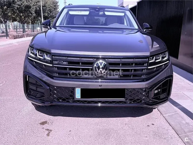 Usado VW Touareg R-line 286 CV (210 kW) 2025 Gris / plata SUV