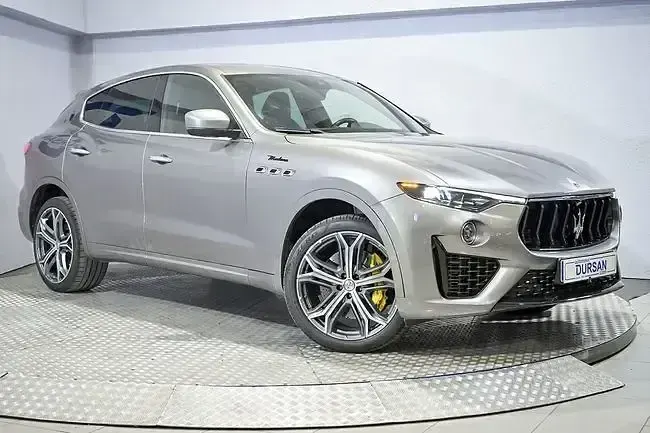 Usado Maserati Levante 430 CV (316 kW) 2022 Gris / plata SUV