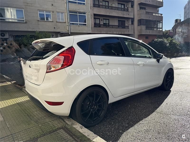 Usado Ford Fiesta Trend 100 CV (73 kW) 2016 Blanco Berlina