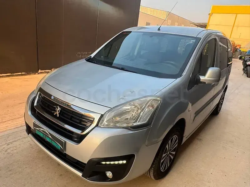 Usado Peugeot Partner Tepee Active 100 CV (73 kW) 2016 Gris / plata Monovolumen