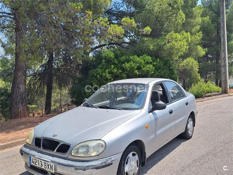Gris / plata Usado 2002 Chevrolet Lanos SE Berlina | 1699 € - Imagen 1/4