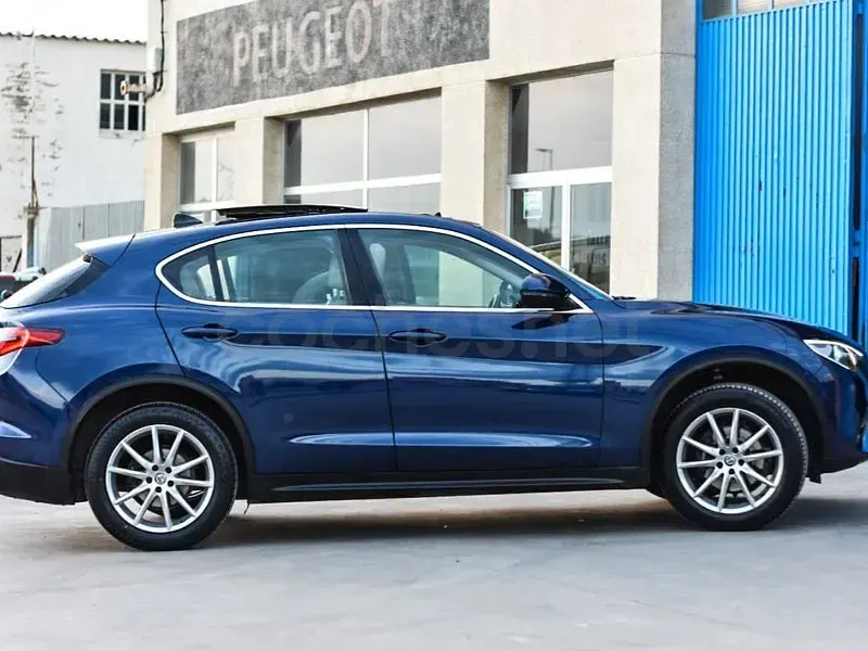 Usado Alfa Romeo Stelvio Executive 180 CV (132 kW) 2018 Azul SUV