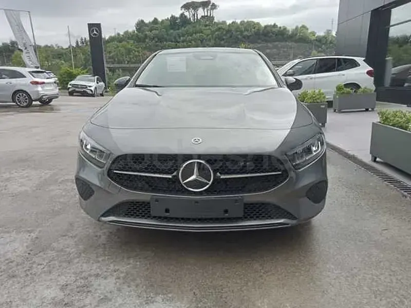 Usado Mercedes A250 218 CV (160 kW) 2026 Gris / plata Berlina