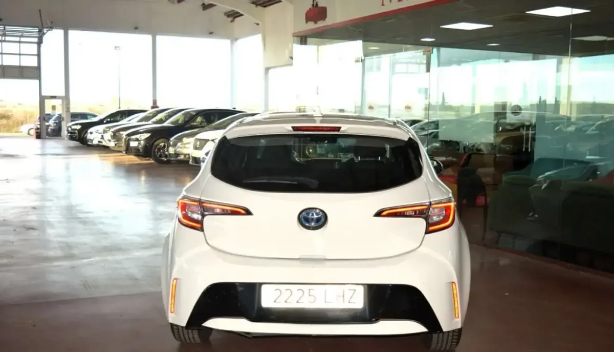 Begagnad Toyota Corolla Business Edition 122 HK (89 kW) 2020 Vit Sedan