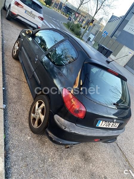 Usado Peugeot 206 110 CV (80 kW) 2002 Negro Berlina