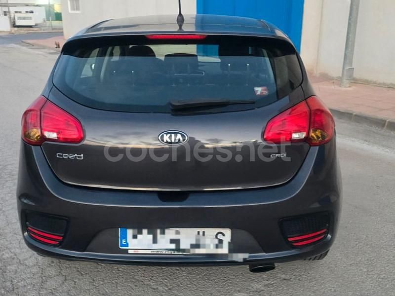 Usado Kia Ceed GT GT-Line 136 CV (100 kW) 2016 Gris / plata Berlina