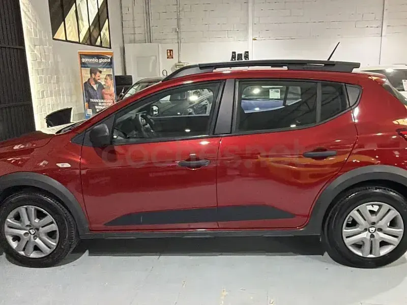 Usado Dacia Sandero Comfort 91 CV (66 kW) 2021 Granate Berlina
