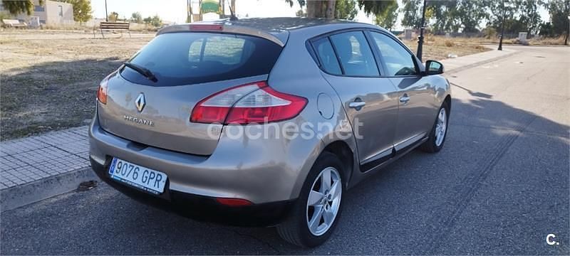 Usado Renault Mégane Dynamique 110 CV (80 kW) 2009 Beige Berlina