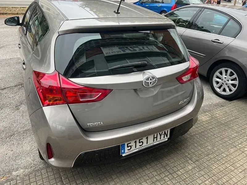Usado Toyota Auris Business Edition 132 CV (97 kW) 2014 Beige Berlina