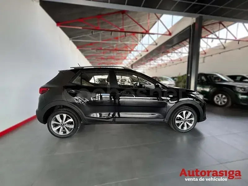 Usado Kia Stonic 84 CV (61 kW) 2022 Negro SUV