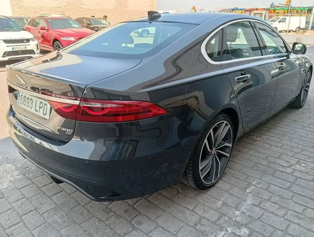 Usado Jaguar XF Sportbrake SE 300 CV (220 kW) 2021 Gris Familiar