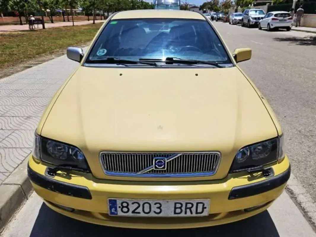 Usado Volvo V40 122 CV (89 kW) 2001 Amarillo Familiar