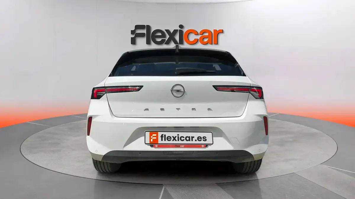 Begagnad Opel Astra Edition 110 HK (80 kW) 2023 Vit Halvkombi