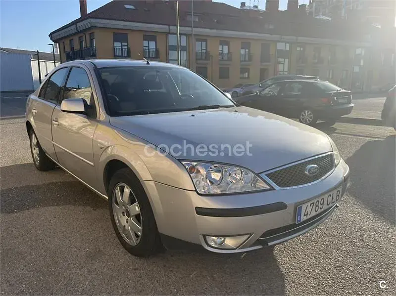 Usado Ford Mondeo Trend 115 CV (84 kW) 2003 Gris / plata Familiar