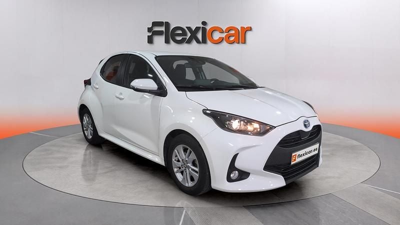 Usado Toyota Yaris Hybrid Active 116 CV (85 kW) 2022 Blanco Berlina