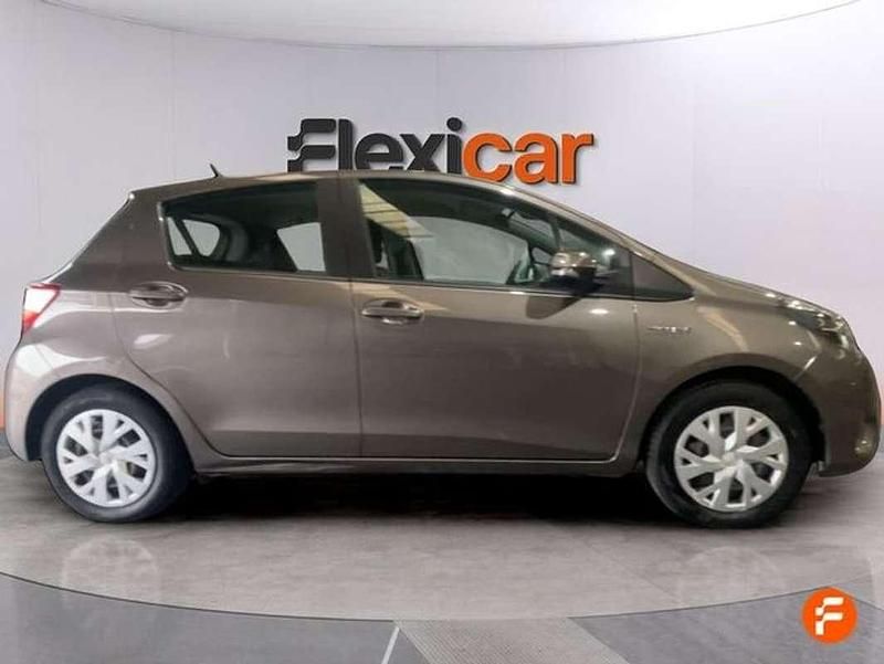Usado Toyota Yaris Hybrid Active 99 CV (72 kW) 2022 Marrón Utilitario
