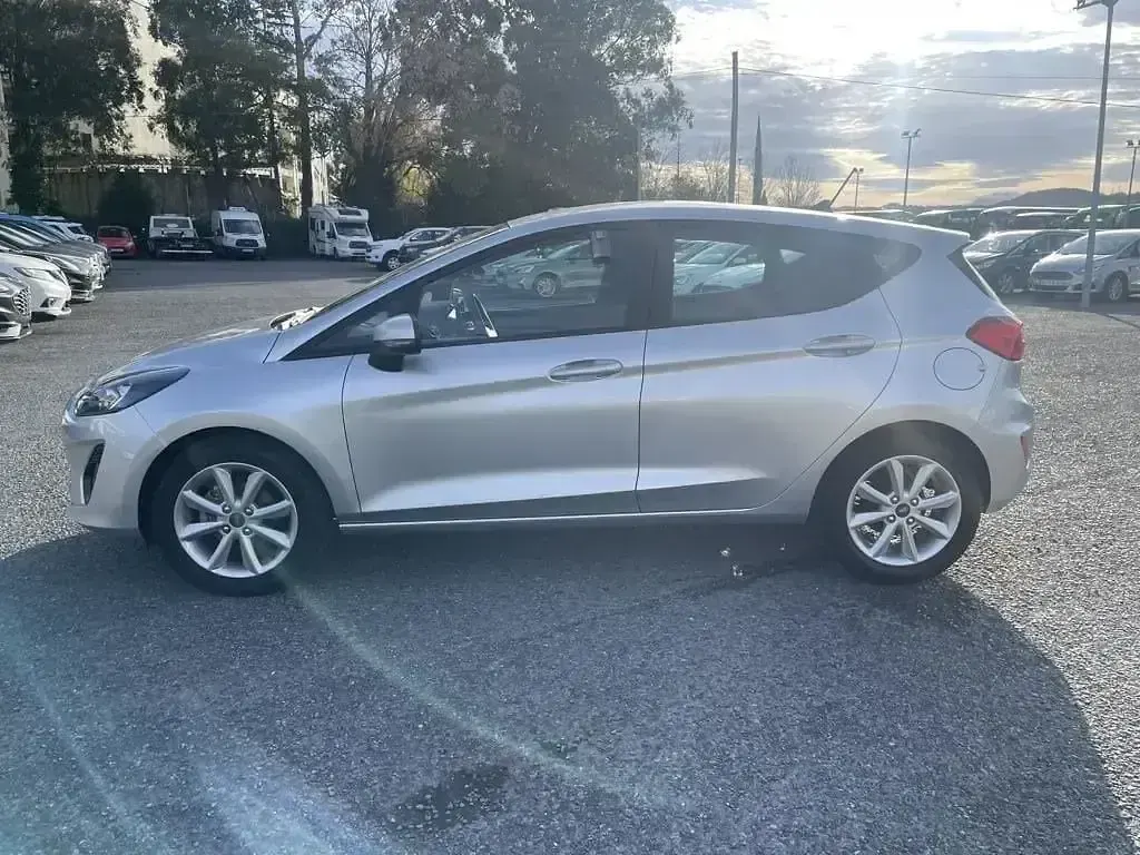 Usado Ford Fiesta Trend 75 CV (55 kW) 2021 Plata Utilitario