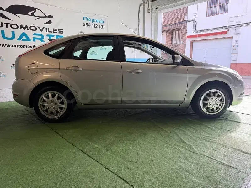 Usado Ford Focus Trend 109 CV (80 kW) 2011 Gris / plata Berlina