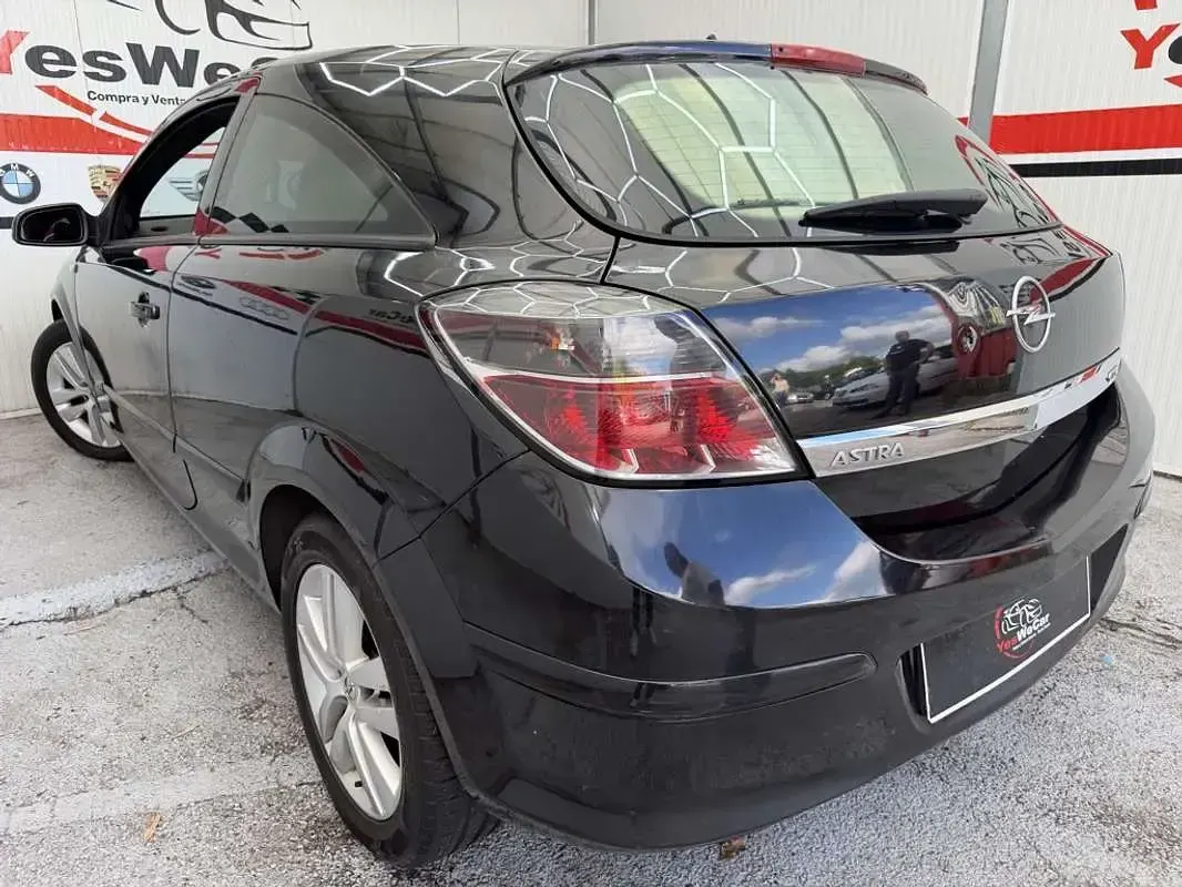 Usado Opel Astra GTC Enjoy 99 CV (72 kW) 2008 Negro Utilitario