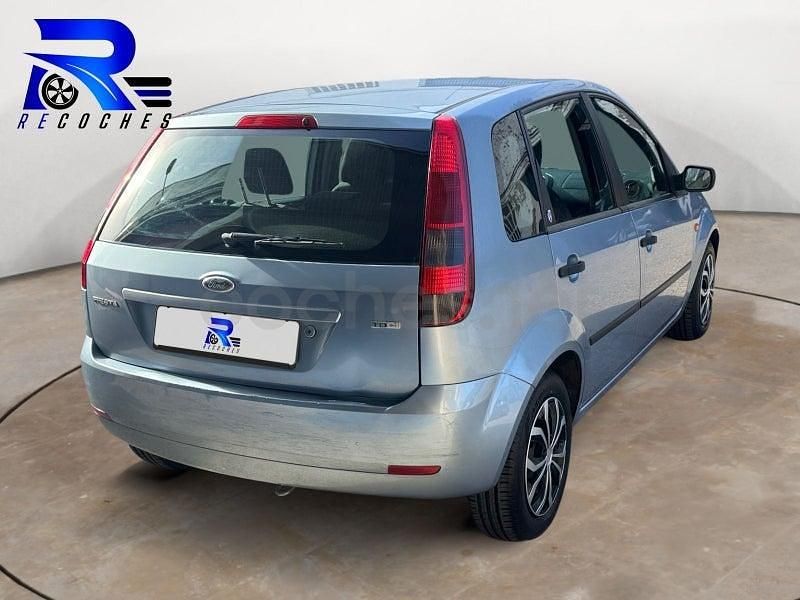 Usado Ford Fiesta Trend 90 CV (66 kW) 2005 Azul Utilitario