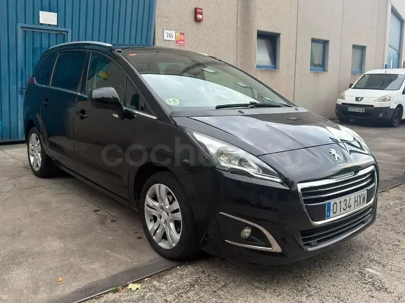 Usado Peugeot 5008 Allure 120 CV (88 kW) 2014 Negro Monovolumen