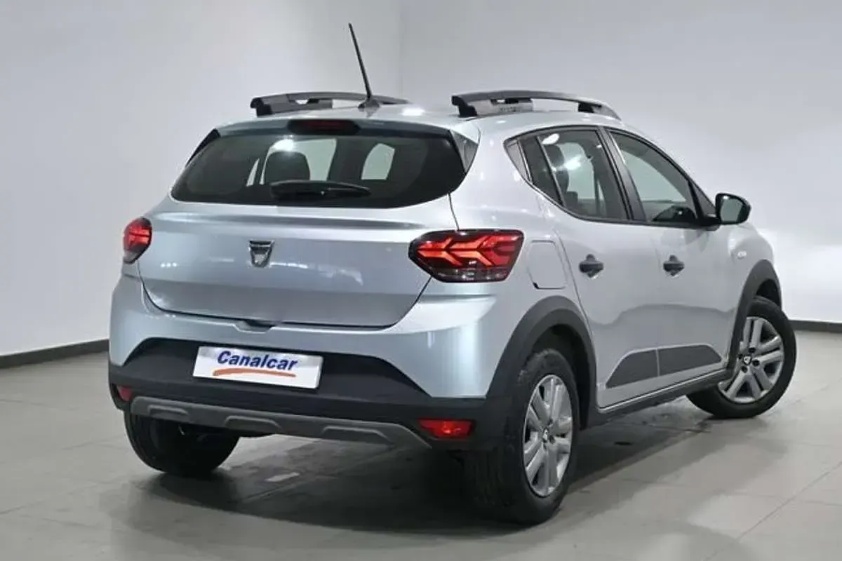 Usado Dacia Sandero Comfort 90 CV (66 kW) 2021 Gris Utilitario
